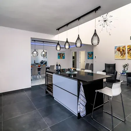 Renovated With Sea-views And Pool וילה *