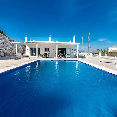 Renovated With Sea-views And Pool וילה