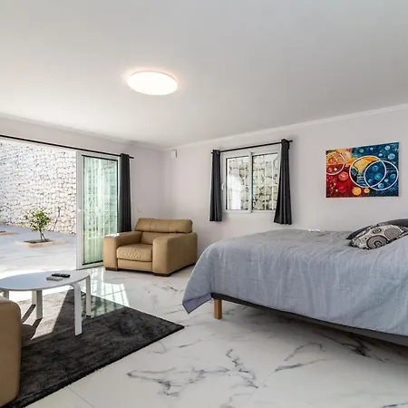 וילה Renovated With Sea-views And Pool פואנגירולה