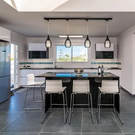 וילה Renovated With Sea-views And Pool *