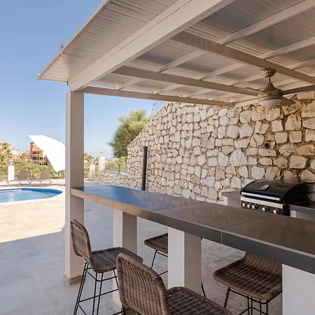 Renovated With Sea-views And Pool *