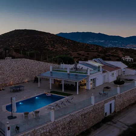 Renovated With Sea-views And Pool וילה